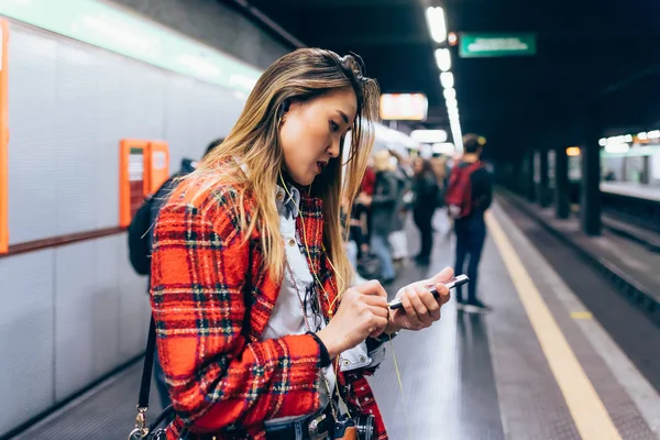 スマートフォンを使って地下に潜る若い女性 テクノロジー 旅行者のコンセプト — ストック写真