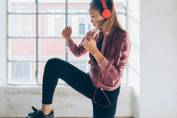 Muda Sportif Wanita Pelatihan Mendengarkan Musik Dalam Ruangan Gaya Hidup — Stok Foto