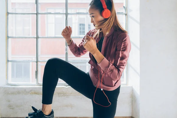 Junge Sportliche Frau Beim Musikhören Haus Gesunder Lebensstil Sport Musikkonzept — Stockfoto