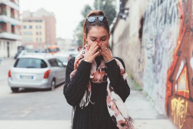 Açık havada gülümseyen genç bir kadının portresi - mutluluk, huzur, müşteri konsepti