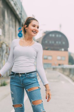 Dışarıda poz veren genç bir kadın. Blog yazarı, etkili bir konsept.