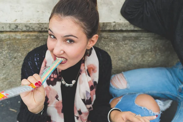 Mujer Joven Aire Libre Comiendo Caramelos Mirando Cámara Comida Bebida —  Fotos de Stock