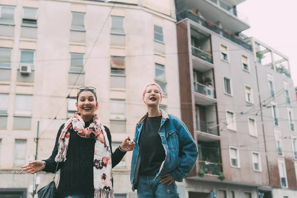 Zwei Junge Frauen Freien Haben Spaß Beste Freundinnen Bindung Interaktionskonzept — Stockfoto
