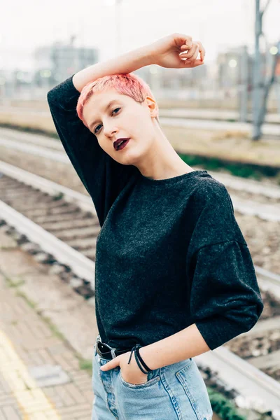 Young Woman Pink Hair Outdoors Posing Looking Camera Blogger Influencer — 스톡 사진