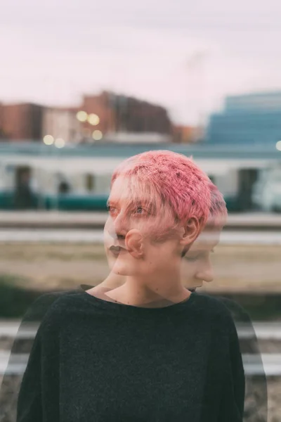 Портрет Двойной Экспозицией Молодая Женщина Розовые Волосы Творческая Художественная Концепция — стоковое фото