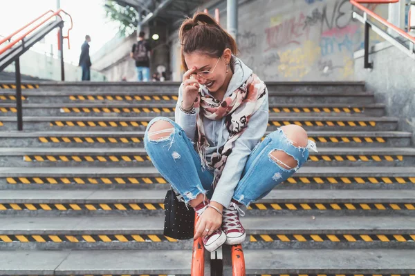 Mujer Joven Sentada Aire Libre Mirando Hacia Otro Lado Teniendo —  Fotos de Stock