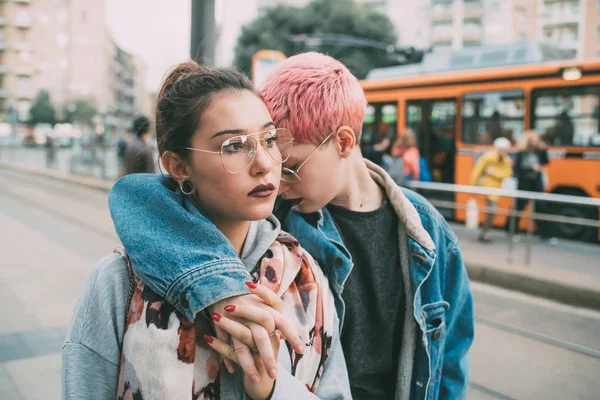 Dos Mujeres Jóvenes Aire Libre Posando Abrazos Mejores Amigos Vinculación —  Fotos de Stock