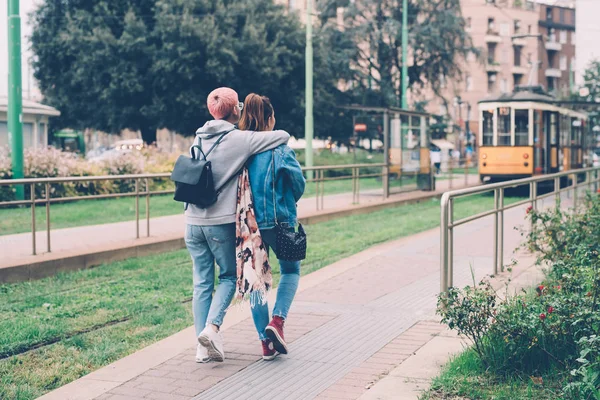 Tillbaka Visa Två Unga Kvinnor Utomhus Promenader Kramar Bästa Vänner — Stockfoto