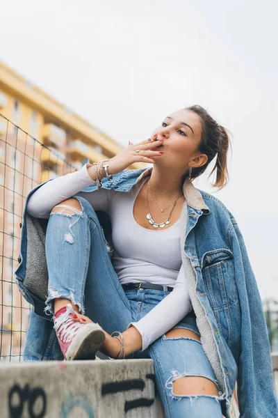 Ung Kvinna Utomhus Tittar Bort Rökning Cigarett Leende Uppror Ungdomskultur — Stockfoto