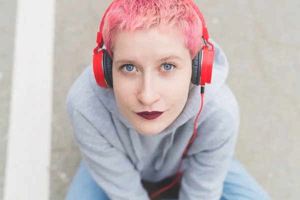 Dışarıda Müzik Dinleyen Genç Bir Kadının Portresi Kameraya Bakıyor Rahatlıyor — Stok fotoğraf
