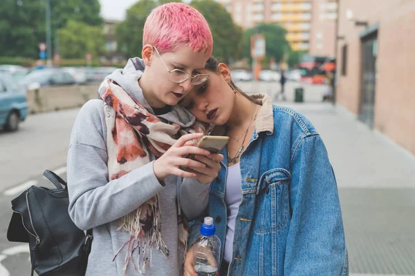 Açık Havada Akıllı Telefon Kullanan Iki Genç Kadın Online Gençlik — Stok fotoğraf