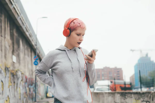 Genç Bayan Pembe Saç Açık Havada Kulaklıkla Müzik Dinliyor Akıllı — Stok fotoğraf