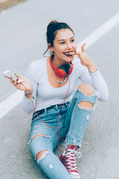 Genç Bir Kadın Kulaklıkla Müzik Dinliyor Akıllı Telefon Kullanıyor Rahatlıyor — Stok fotoğraf