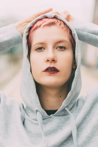 Портрет Молодой Женщины Розовые Волосы Открытом Воздухе Позируя Камеры Блоггер — стоковое фото