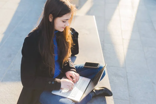 Młoda Kobieta Korzysta Laptopa Mieście — Zdjęcie stockowe