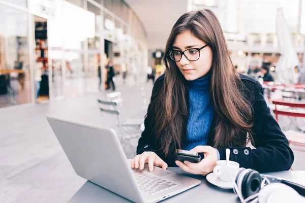 Junge Geschäftsfrau Nutzt Computer Fernbedienung — Stockfoto