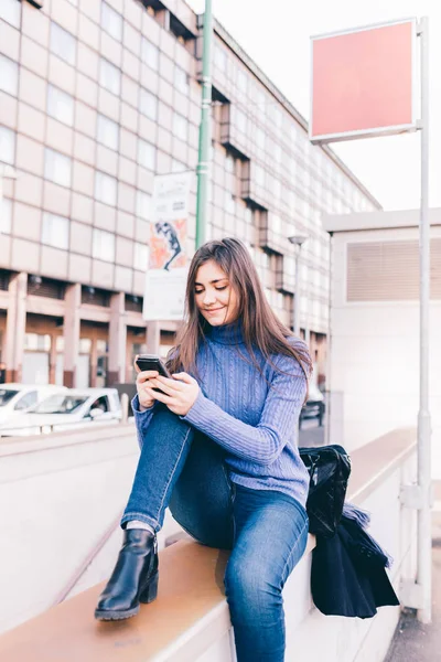 Junge Frau Freien Gegenlicht Mit Smartphone Bildschirm Lächeln — Stockfoto