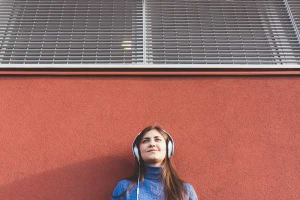 Stående Ung Kvinna Utomhus Staden Lyssnar Musik Hörlurar — Stockfoto