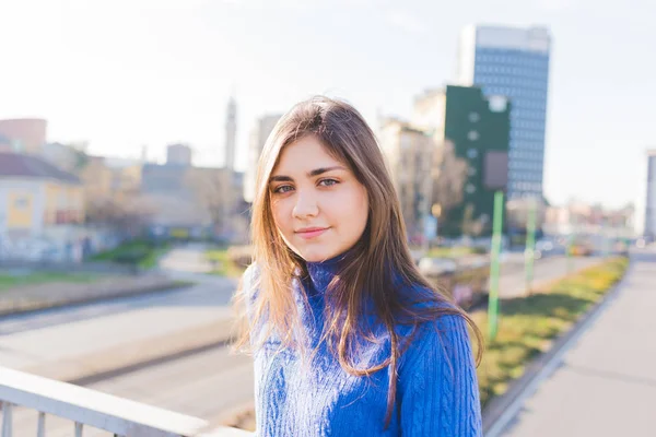 Portret Jonge Vrouw Buiten Achtergrondlicht Zoek Camera Glimlachen — Stockfoto