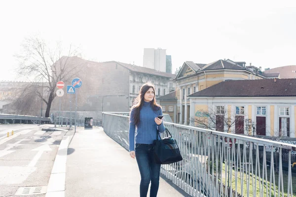 Ung Kvinna Utomhus Promenader Staden Tillbaka Ljus Håller Smartphone — Stockfoto