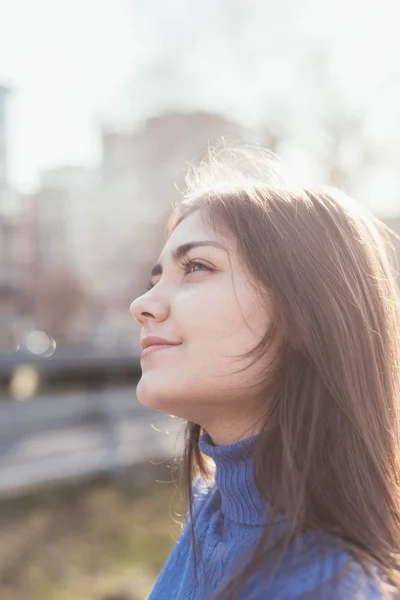 Retrato Jovem Mulher Livre Luz Traseira Olhando Para Longe Sorrindo — Fotografia de Stock