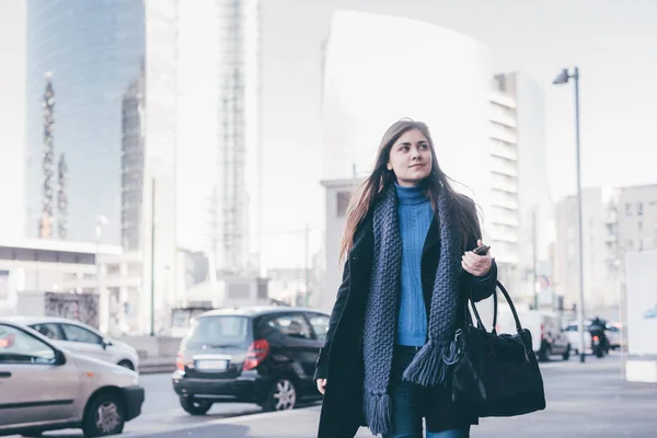 Junge Frau Beim Spazierengehen Der Stadt Gegenlicht Mit Smartphone — Stockfoto