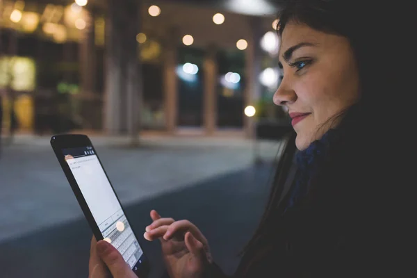 Jovem Mulher Negócios Livre Usando Tablet Olhando Touchscreen — Fotografia de Stock