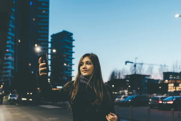 Jonge Vrouw Buiten Gebruikend Smartphone Nemen Selfie Glimlachen — Stockfoto