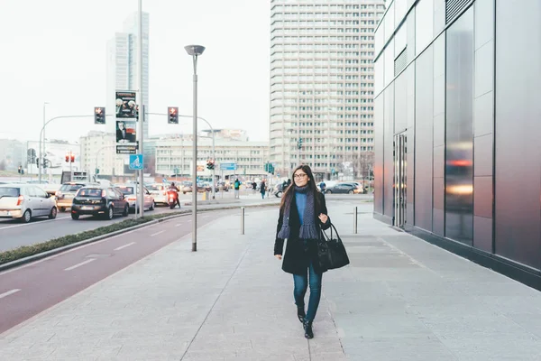 Genç Kadın Akıllı Telefon Tutarak Şehirde Yürüyüş Açık — Stok fotoğraf