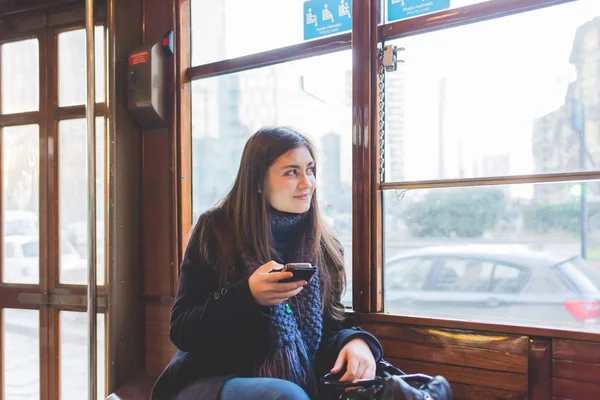 Mladá Žena Venkovní Použití Smartphone Cestování Veřejnou Dopravou — Stock fotografie