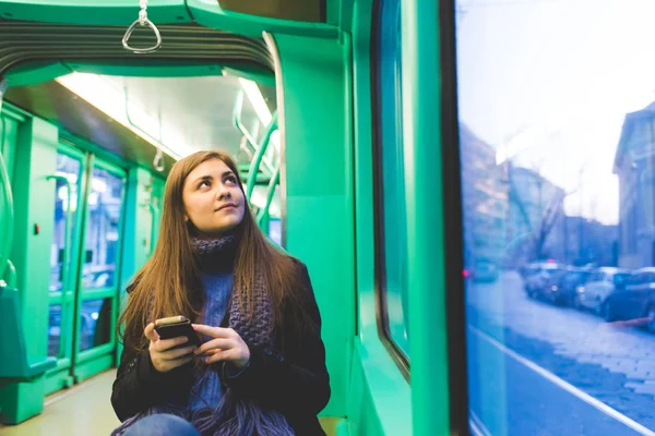 Νεαρή Γυναίκα Εξωτερική Χρήση Smartphone Που Ταξιδεύουν Μέσα Μαζικής Μεταφοράς — Φωτογραφία Αρχείου