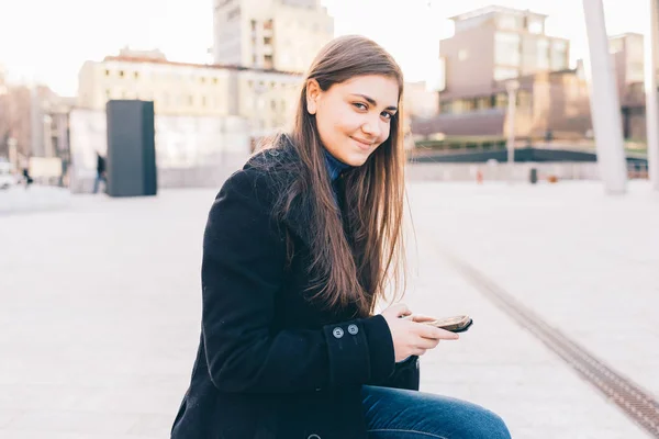 Joven Mujer Negocios Aire Libre Usando Smartphone Mirando Hacia Otro —  Fotos de Stock