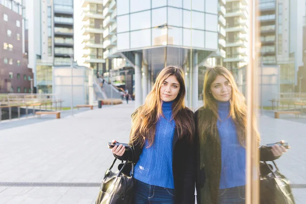 Joven Mujer Negocios Aire Libre Celebración Smartphone Mirando Cámara —  Fotos de Stock