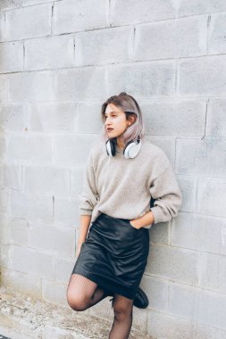 Bitti, ciddi seyir şehirde açık genç güzel beyaz mor gri saçlı kadın