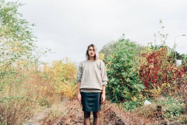 Genç güzel beyaz mor gri saçlı kadın şehir üzerinde poz içinde açık yer, bakmaktan terk