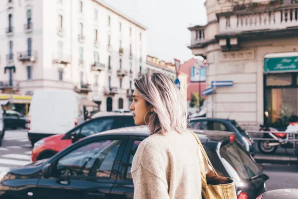 腰部的年轻白种人紫色灰色头发妇女在城市户外 — 图库照片