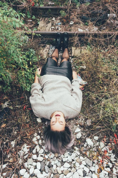 Joven Hermosa Caucásica Púrpura Gris Pelo Mujer Aire Libre Ciudad — Foto de Stock