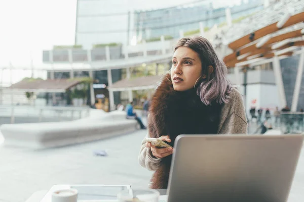 Joven Hermosa Caucásica Púrpura Gris Pelo Mujer Sentado Aire Libre —  Fotos de Stock