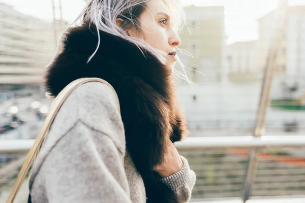 見ている市の屋外若い美しい白人紫灰色髪の女性の上半身 — ストック写真