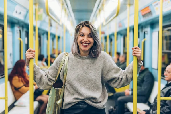 Cintura Hasta Mujer Joven Viajando Bajo Tierra Mirando Cámara Sonriendo —  Fotos de Stock