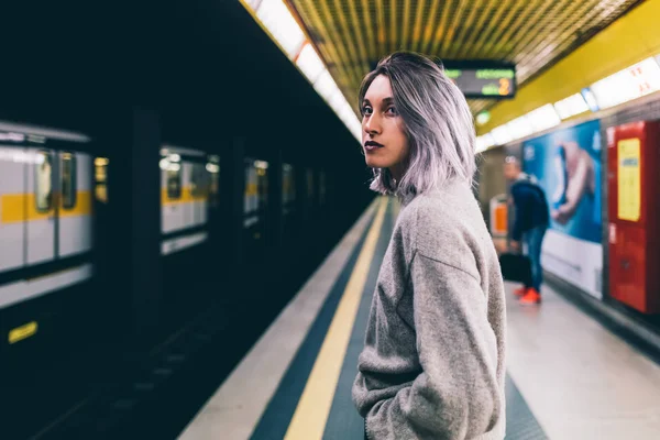 Midja Upp Ung Kvinna Väntar Underground — Stockfoto