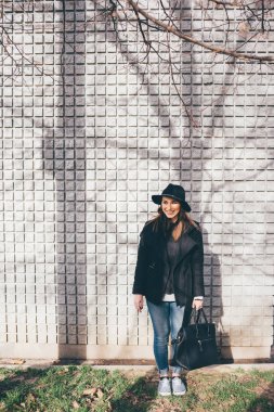 Genç kadın arıyorum kameraya poz açık