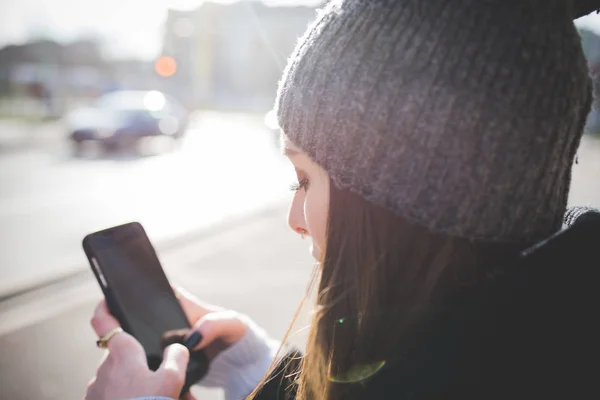 Jonge Vrouw Buiten Met Smartphone — Stockfoto