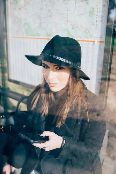 Junge Frau Freien Mit Smartphone Blick Hinter Glas — Stockfoto