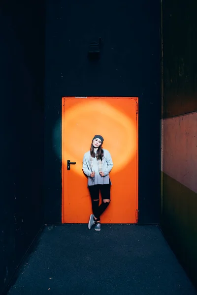 Ung Kvinna Utomhus Poserar Tittar Kameran — Stockfoto