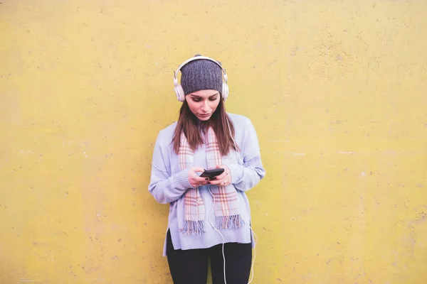 Jeune Femme Écouter Musique Plein Air Avec Smartphone — Photo