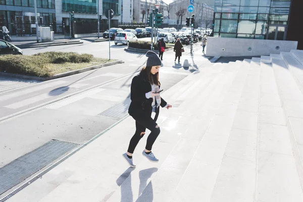 Mujer Joven Caminando Aire Libre Usando Teléfono Inteligente —  Fotos de Stock