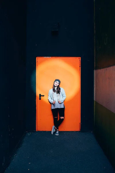 Jovem Mulher Livre Posando Olhando Para Câmera — Fotografia de Stock