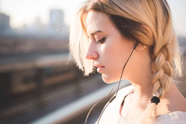 Retrato Jovem Mulher Livre Olhando Para Lados Ouvir Música — Fotografia de Stock