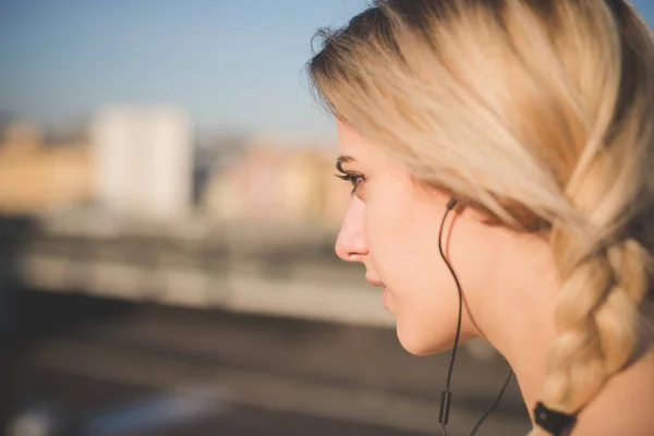 Retrato Joven Mujer Aire Libre Mirando Lado Escuchar Música — Foto de Stock